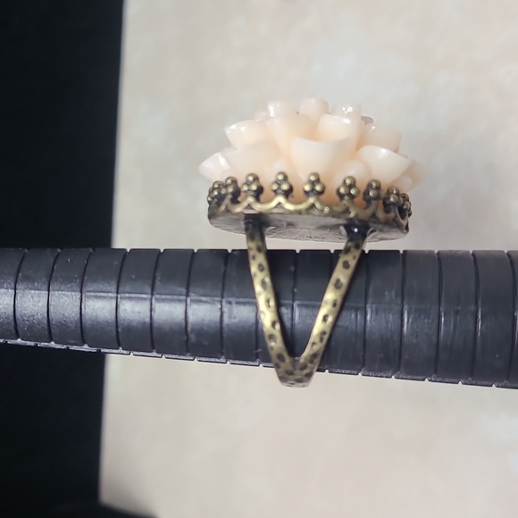 Elegant Floral Ring in Cream and Brasd Tone Size 7.25 - Picture 14 of 17